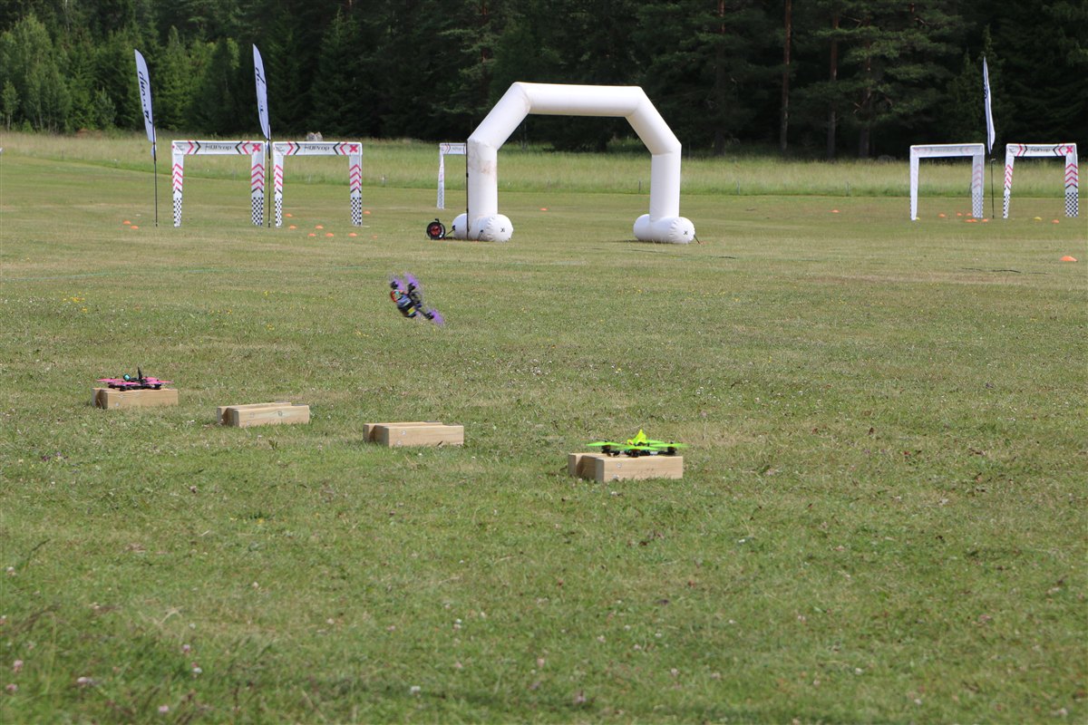 Drönare vid startplattorna på Påldalens racebana; en drönare lyfter framför portarna.